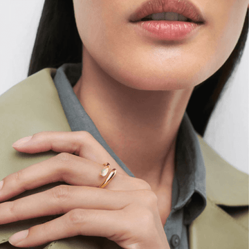 Γυναικείο δαχτυλίδι PDPAOLA AN01-D96 Prehnite Kalia Ring κατασκευασμένο από ασήμι 925 επιχρυσωμένο με πράσινο πρενίτη-Φορεμένο